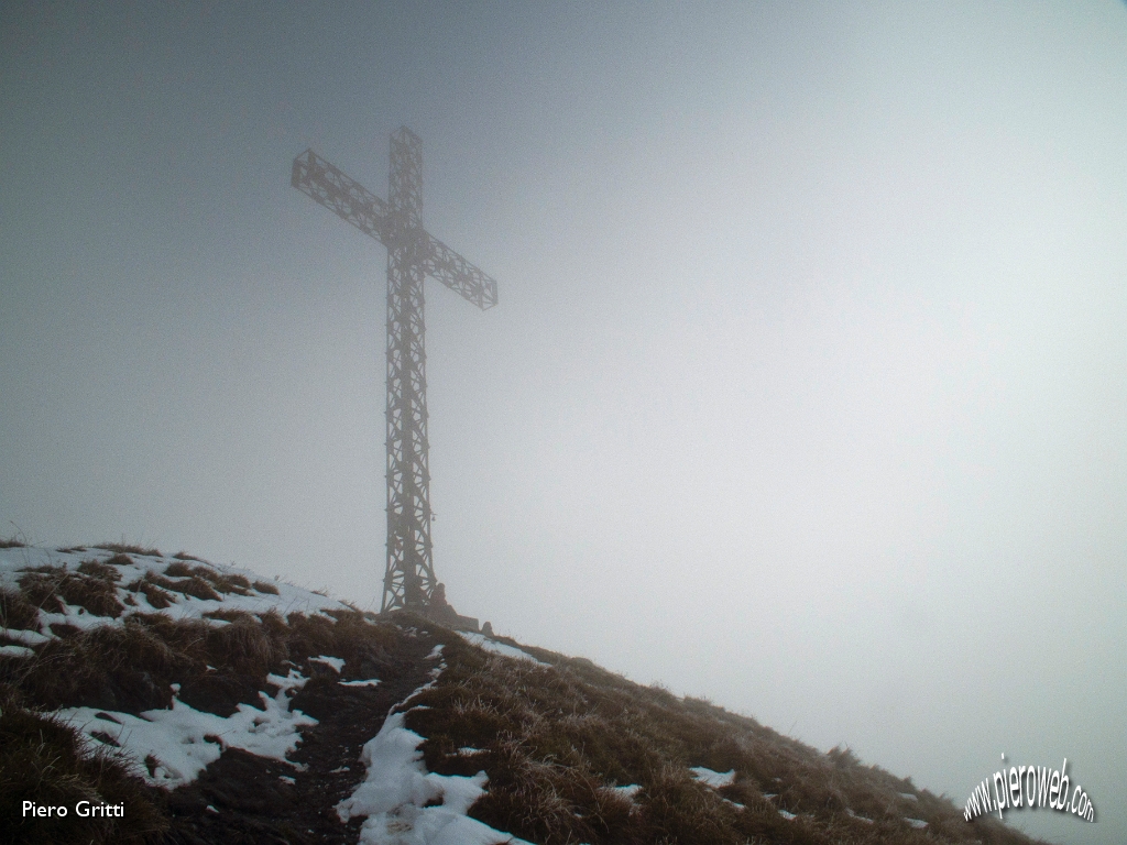 07 La grande croce sbuca nella nebbia.jpg